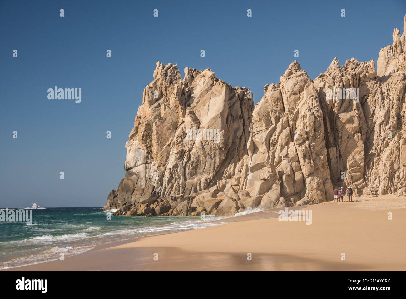 Donna, non identificabile, si trova sul lato Pacifico di Lover's Beach, Cabo San Lucas, Baja Peninsula, Messico Foto Stock