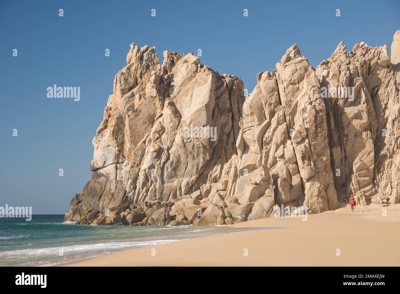 Donna, non identificabile, si trova sul lato Pacifico di Lover's Beach, Cabo San Lucas, Baja Peninsula, Messico Foto Stock