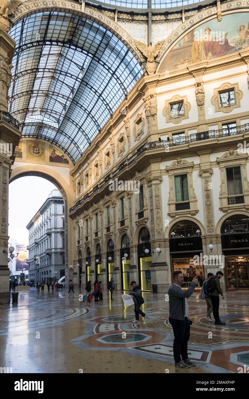 Particolare architettonico della Galleria Vittorio Emanuele II, la più antica galleria commerciale attiva d'Italia e un importante punto di riferimento della città di Milano Foto Stock
