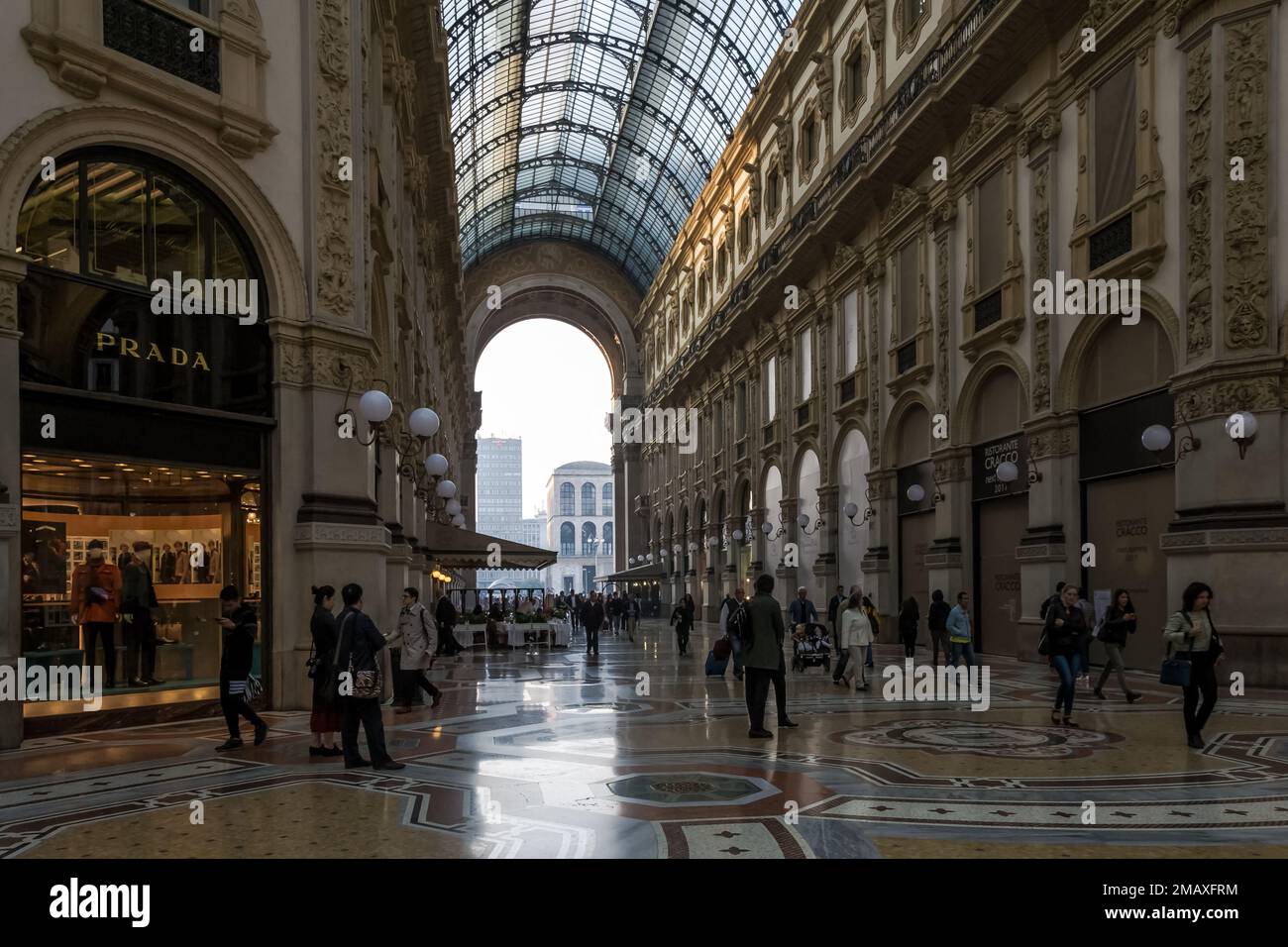 Particolare architettonico della Galleria Vittorio Emanuele II, la più antica galleria commerciale attiva d'Italia e un importante punto di riferimento della città di Milano Foto Stock