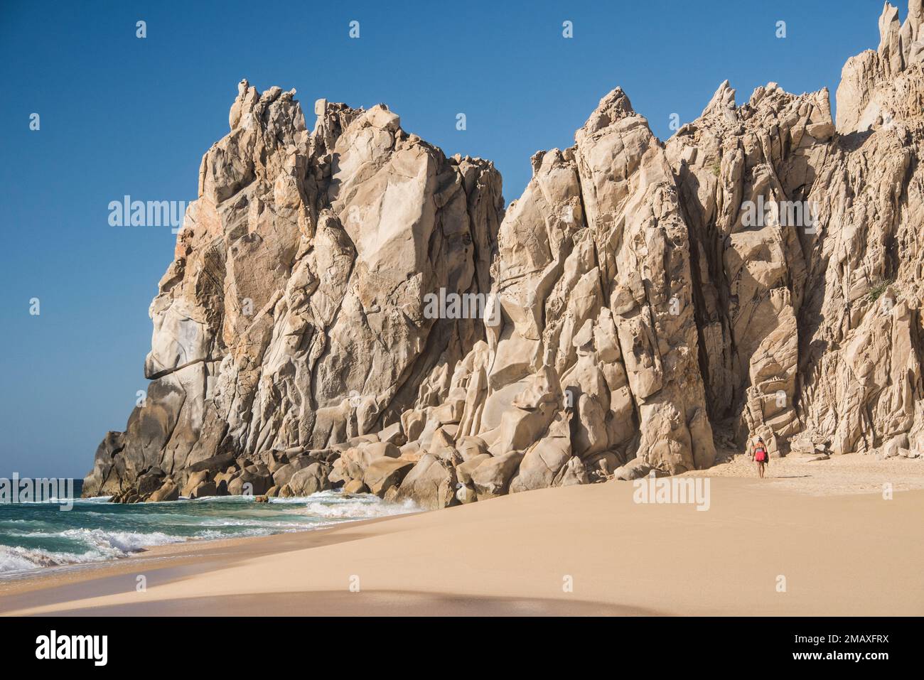 Donna, non identificabile, si trova sul lato Pacifico di Lover's Beach, Cabo San Lucas, Baja Peninsula, Messico Foto Stock