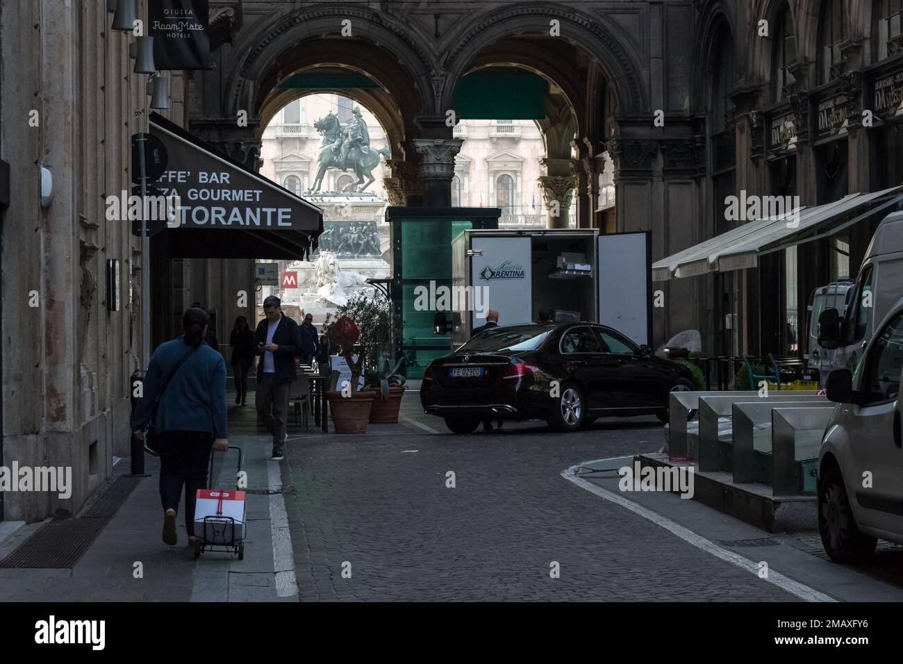 Dettaglio architettonico delle strade che circondano Piazza del Duomo nella città di Milano Foto Stock