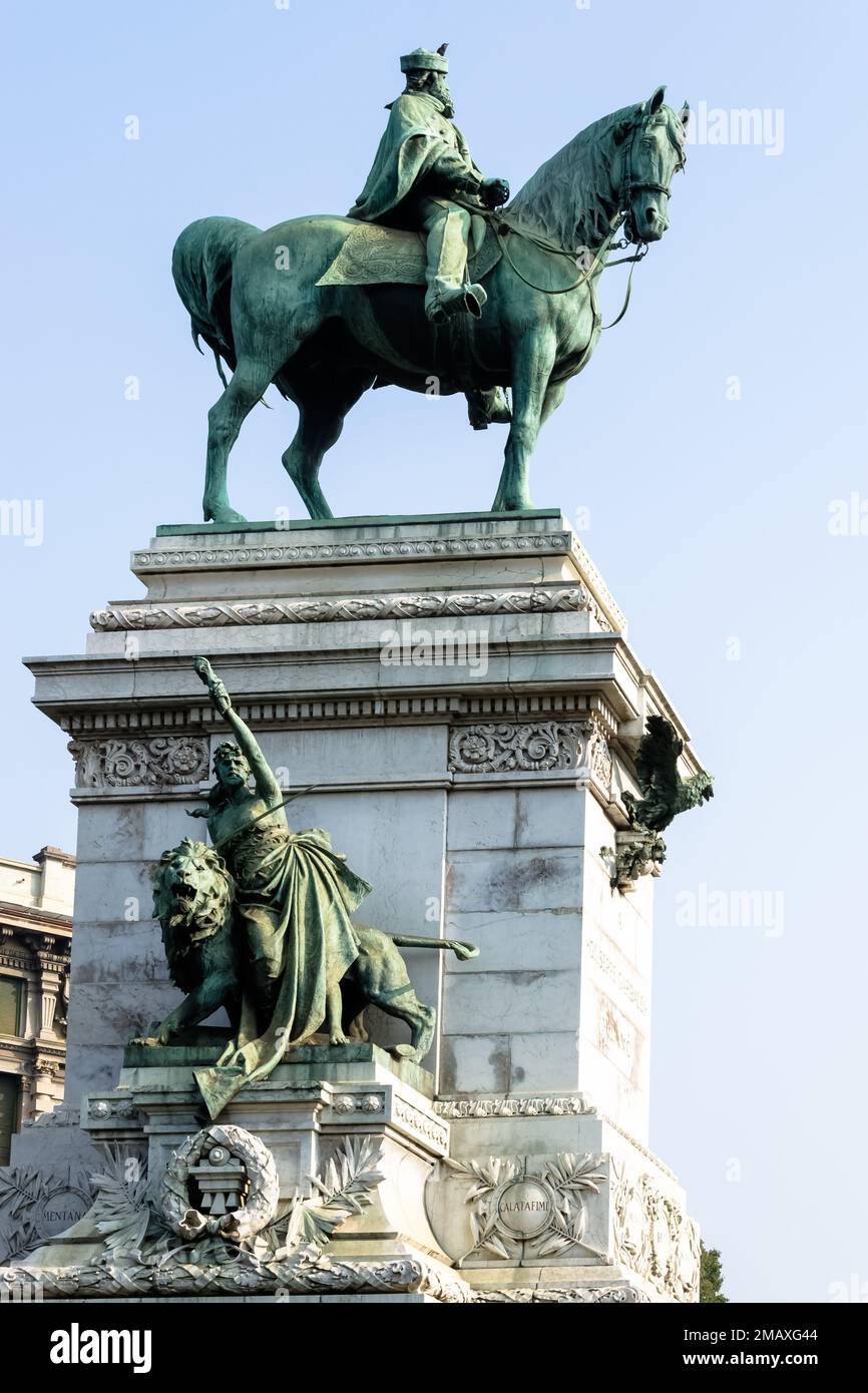 Particolare architettonico del monumento a Milano, a Giuseppe Garibaldi, generale italiano che contribuì all'unificazione italiana Foto Stock