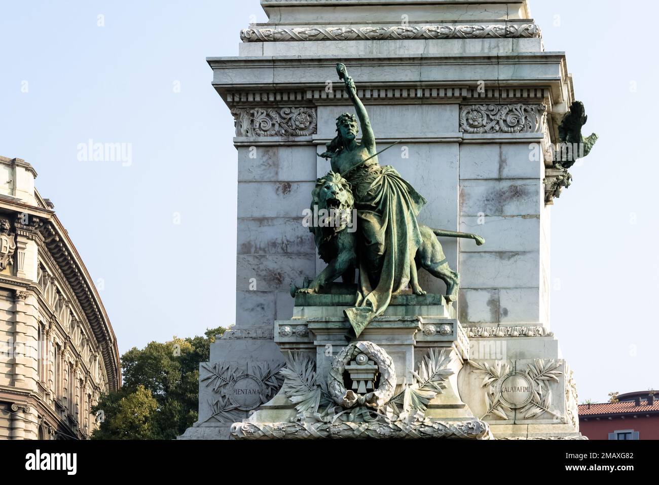 Particolare architettonico del monumento a Milano, a Giuseppe Garibaldi, generale italiano che contribuì all'unificazione italiana Foto Stock