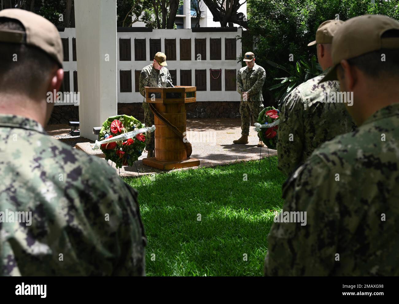 220607-N-LN285-2018 BASE COMUNE PEARL HARBOR-HICKAM (7 GIUGNO 2022) -- CMDR. Steven Stougard, cappellano, Submarine Readiness Squadron 33, dà l'invocazione durante una cerimonia di riconoscimento della Battaglia di Midway al Parco sottomarino USS Parche e Memoriale alla base congiunta Pearl Harbor-Hickam, giugno 7. La Battaglia di Midway, combattuta sopra e vicino all'atollo di Midway, a circa 1.500 miglia nautiche a nord-ovest delle Hawaii, rappresenta il punto di svolta strategico della guerra del Pacifico. Foto Stock