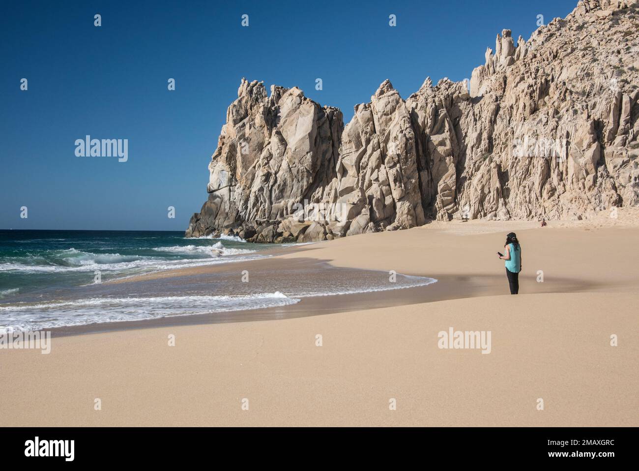 Donna, non identificabile, si trova sul lato Pacifico di Lover's Beach, Cabo San Lucas, Baja Peninsula, Messico Foto Stock