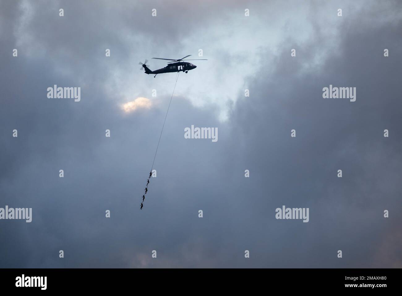 STATI UNITI I concorrenti del miglior Guerriero dell'Army Pacific hanno condotto un training sui sistemi di inserimento/estrazione della Patrol speciale il 7 giugno durante il 2022 USARPAC Best Warrior Competition presso la Lightning Academy della Divisione Fanteria 25th, Schofield Barracks East Range, Hawaii. USARPAC BWC 2022 è una competizione annuale di una settimana composta da concorrenti di più unità USARPAC in tutto il territorio dell'Indo-Pacifico. Gli ufficiali non commissionati e i soldati giovani arruolati sono valutati in diverse categorie, come la conoscenza militare generale, le abilità di base del soldato e la forma fisica. Foto Stock