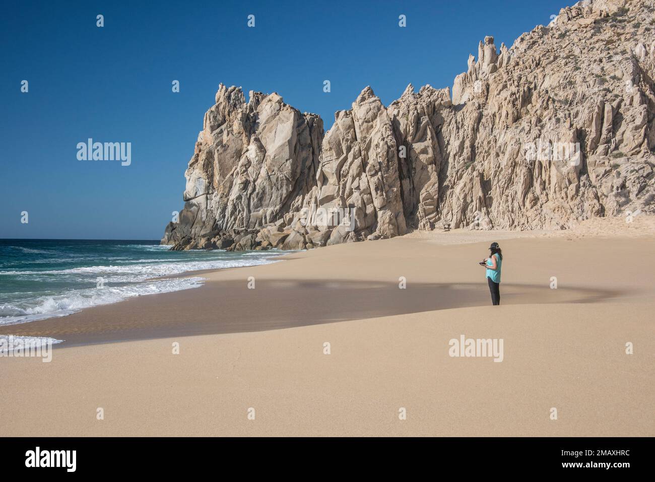 Donna, non identificabile, si trova sul lato Pacifico di Lover's Beach, Cabo San Lucas, Baja Peninsula, Messico Foto Stock