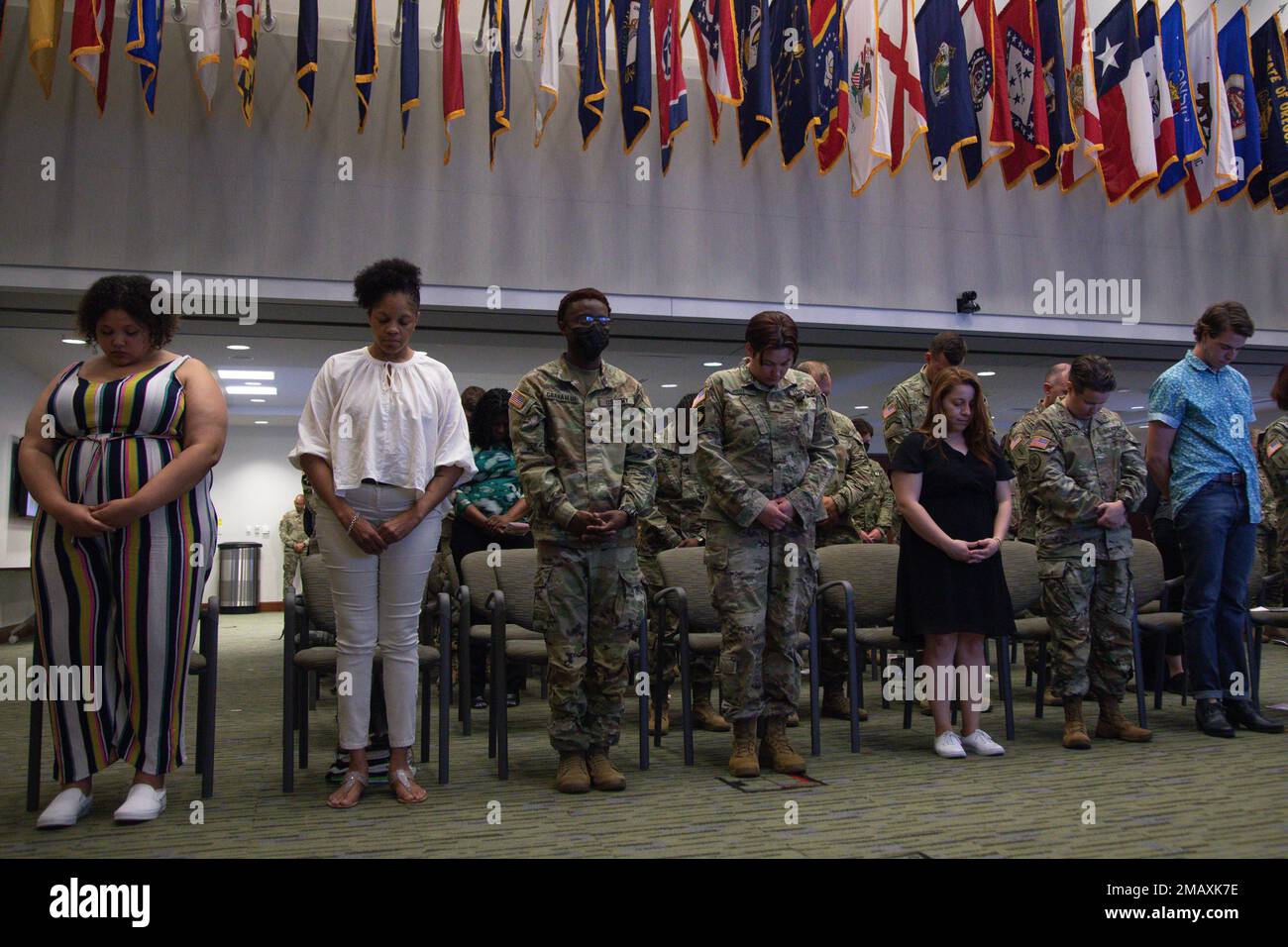 Da sinistra, Arianna Sayless, Tracey Newton-Stinson, SPC. Fields Graham, Sgt. Meaghan Biere, Diana Meador, staff Sgt. Melaney Meador e Jessie White inchinano la testa a pregare prima di partecipare agli Stati Uniti Gruppo di esperti del mese di orgoglio dell'esercito centrale durante l'osservanza del mese di orgoglio dell'USARCENT nella Patton Hall presso la Shaw Air Force base, S.C., 7 giugno 2022. Il gruppo faceva parte dell’osservanza del mese dell’orgoglio dell’USARCENT, che ha educato i membri del Servizio sulla storia, le lotte e i progressi della comunità LGBTQ+ nel corso degli anni. Celebrare e riconoscere la diversità dei dipendenti civili e dei membri del Servizio Foto Stock