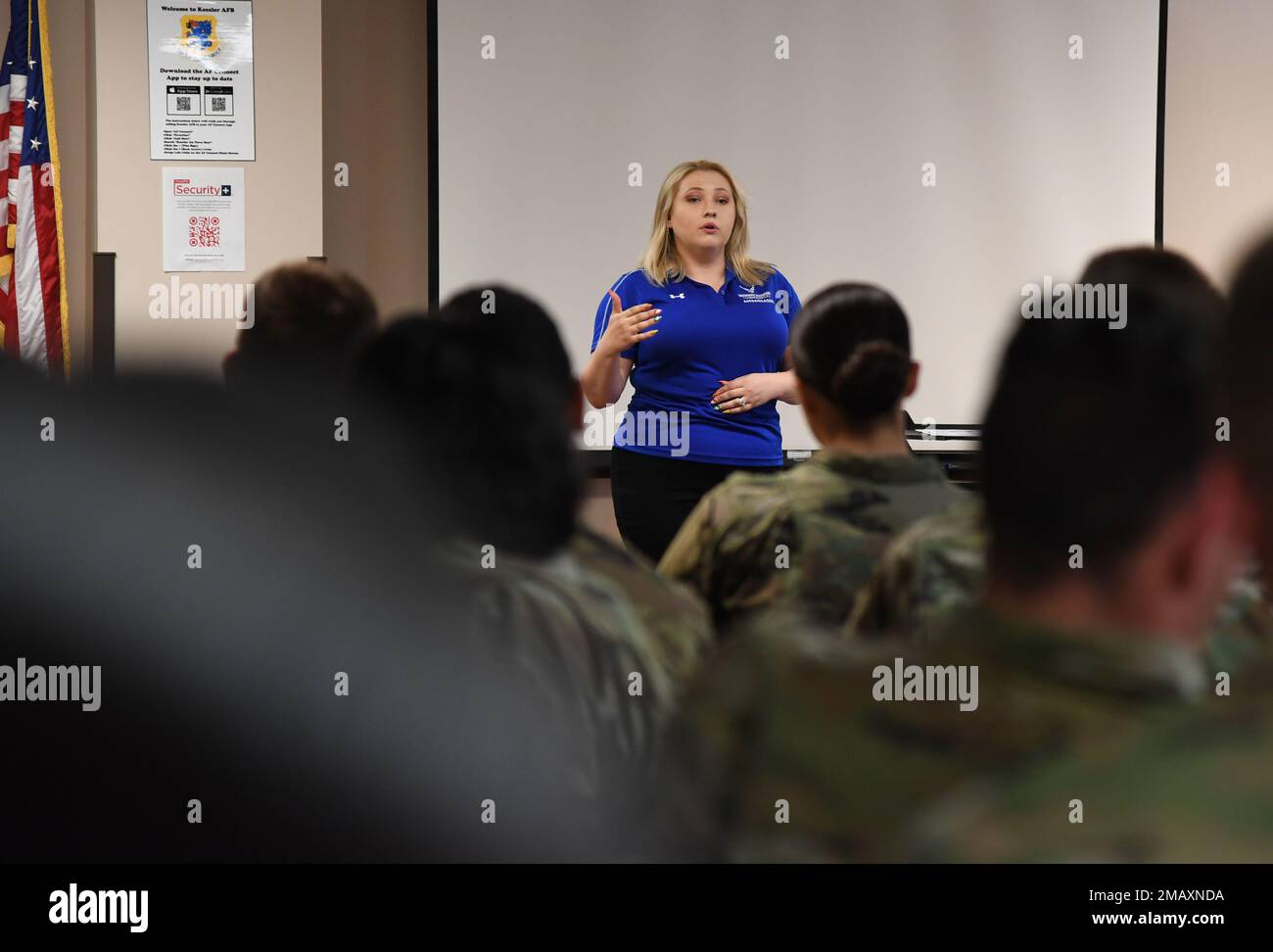 Stati Uniti ritirati Laura Flood, ambasciatore del programma Air Force Wired Warrior (AFW2), racconta la sua storia agli studenti del 336th Training Squadron all'interno di Holbrook Manor presso la Keesler Air Force base, Mississippi, 7 giugno 2022. Il programma AFW2 fornisce assistenza non medica concentrata e sostegno per combattere gli Airmen feriti, malati e feriti e le loro famiglie mentre si riprendono e ritornano al dovere o alla vita civile. Foto Stock