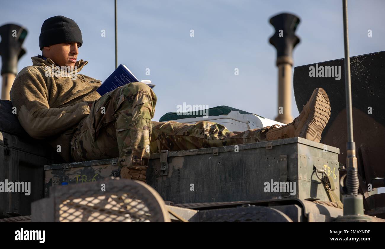 SPC. Nicholas Byrd, un membro del cannone dell'esercito con B-Battery, 1st battaglione, 145th Field Artillery, Utah National Guard, utilizza il tempo di inattività mattutino per leggere alcune letture prima di iniziare gli esercizi di addestramento all'ipofisi durante Western Strike 22 presso l'Orchard Combat Training Center, Idaho, 7 giugno 2022. Western Strike 22 è un'esercitazione di addestramento al combattimento esportabile guidata dalla Brigata artiglieria dello Utah National Guard del 65th, che fornisce ai soldati della Guardia Nazionale un addestramento in immersione simile a un centro di addestramento al combattimento e mira ad aumentare la preparazione e la letalità dell'unità partecipante. Foto Stock