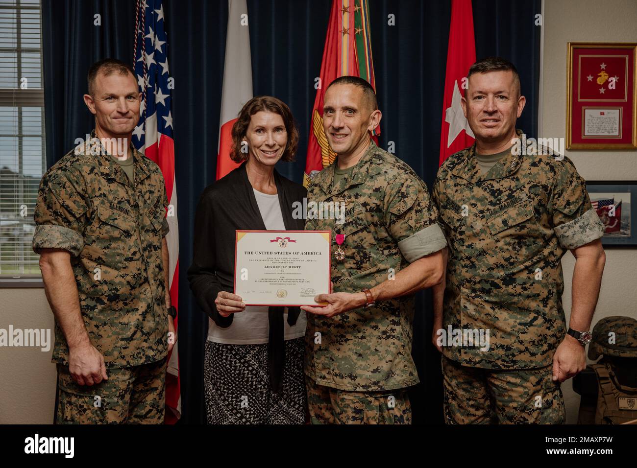 STATI UNITI Paul Tremblay, la III forza di spedizione marina (III MEF) Chaplain, riceve la Legione del merito sul campo di Courtney, Okinawa, Giappone, 7 giugno 2022. Trembley è stato premiato per il suo servizio dedicato e fedele al III MEF. Foto Stock STATI UNITI Paul Tremblay, la III forza di spedizione marina (III MEF) Chaplain, riceve la Legione del merito sul campo di Courtney, Okinawa, Giappone, 7 giugno 2022. Trembley è stato premiato per il suo servizio dedicato e fedele al III MEF. Foto Stock