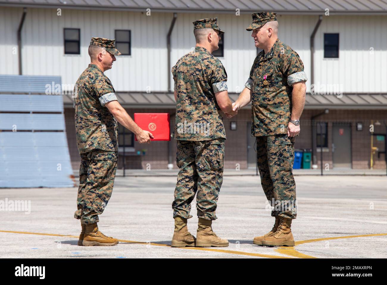 STATI UNITI Corpo marino. Thomas Fuss, comandante uscente, Marine Aviation Logistics Squadron 31 (MALS-31), è presentato con una Meritorious Service Medal dal col. Shawn Basco, comandante del Marine Aircraft Group 31, presso Marine Corps Air Station Beaufort, 7 giugno 2022. Fuss ha ricevuto la Meritorious Service Medal per la sua eccellente leadership e dedizione al dovere mentre era al comando del MALS-31. Foto Stock