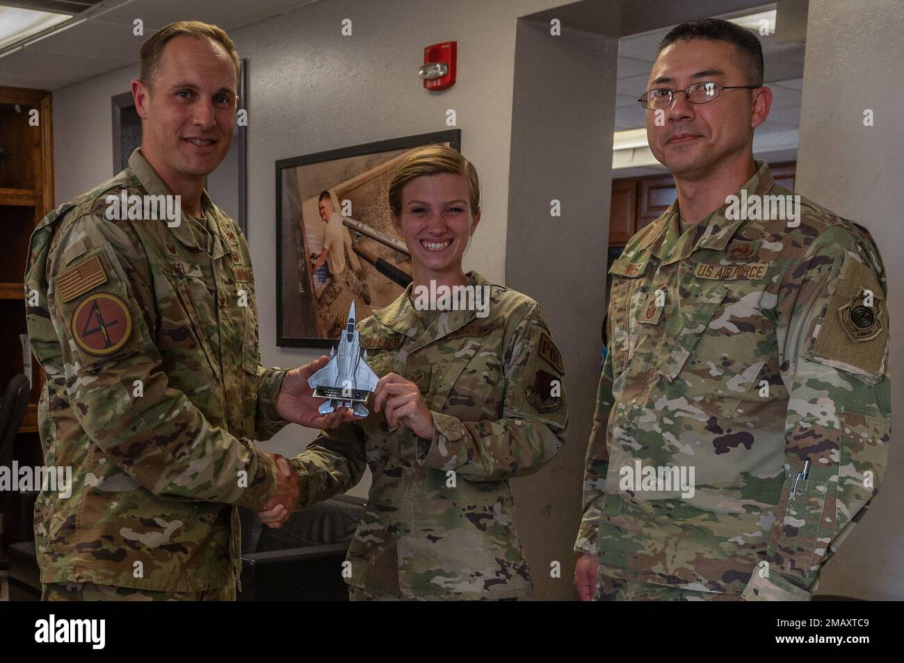 Lucas Teel, 4th Comandante dell'ala del combattente (a sinistra) e il capo maestro Sgt. Eric West, 4th capo di comando del FW, presenta un premio al Senior Airman Brittny Sohlberg, 4th Logistics Readiness Squadron Fuels tecnico di laboratorio presso la base aerea di Seymour Johnson, North Carolina, 7 giugno 2022. Sohlberg è stato nominato Airman del 1st° trimestre del 2022. Foto Stock