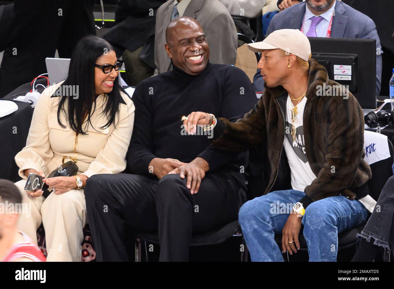 Magic Johnson e sua moglie cookie Johnson e Pharrell Williams partecipano alla partita NBA Paris Game 2023 tra Detroit Pistons e Chicago Bulls alla AccorHotels Arena il 19 gennaio 2023 a Parigi, Francia. Foto di Laurent Zabulon/ABACAPRESS.COM Credit: Abaca Press/Alamy Live News Foto Stock