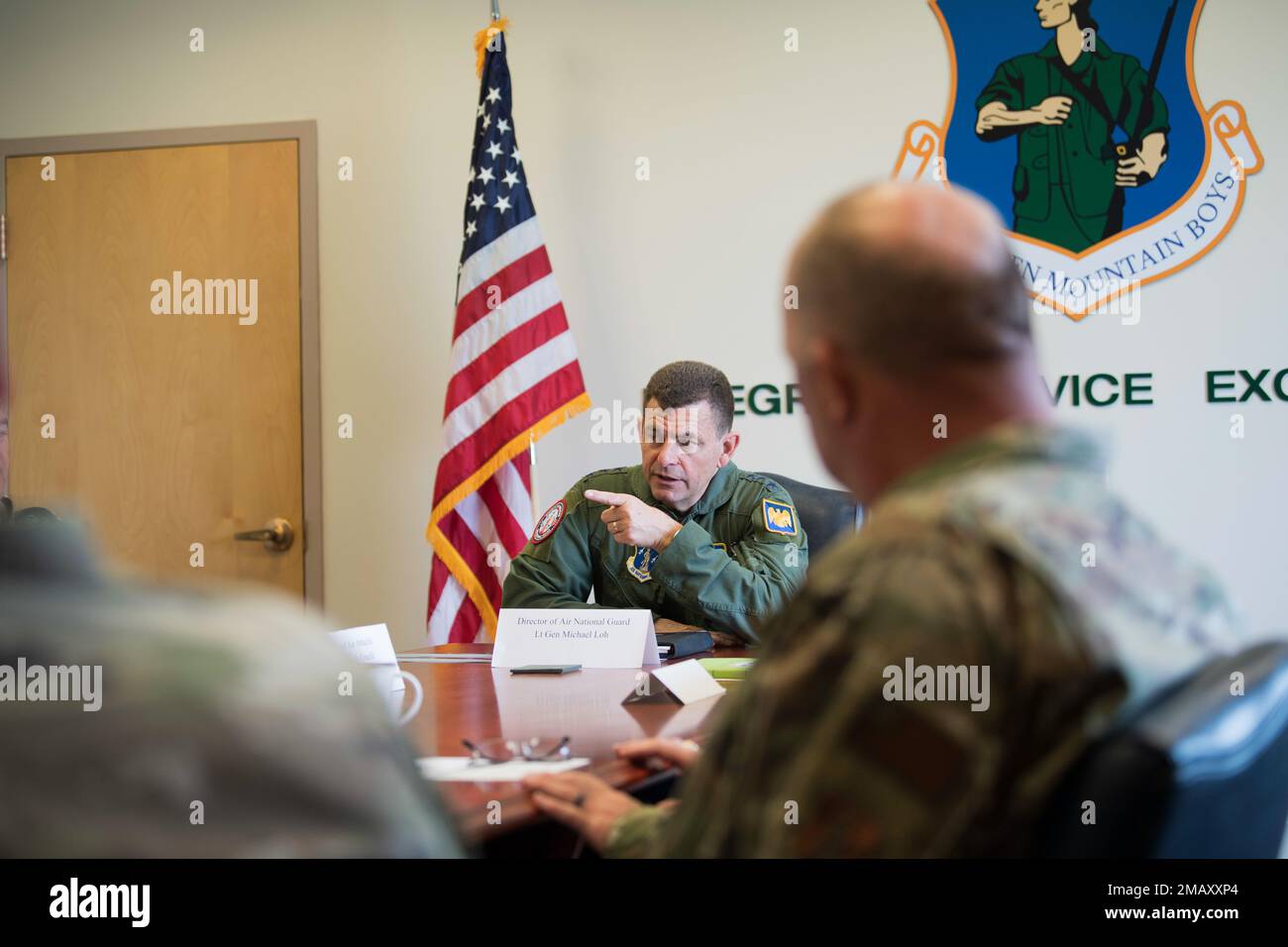 STATI UNITI Michael A. Loh, direttore della Guardia Nazionale aerea, incontra la leadership della base presso la base della Guardia Nazionale aerea del Vermont, South Burlington, Vermont, 7 giugno 2022. Loh ha visitato la base Loh visitato all'interno e le donne della Guardia Nazionale aerea del Vermont, collegandosi con Airmen e visitando i diversi set di missioni della 158th Fighter Wing. Foto Stock