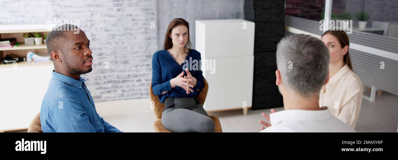 Gruppo di comunità ascoltare il colloquio con il consulente coordinatore Foto Stock