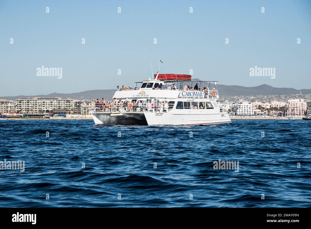 I tour in barca portano i visitatori a vedere i famosi siti come Land's End e la spiaggia degli amanti, nonché a guardare le megattere comuni nei mesi invernali Foto Stock