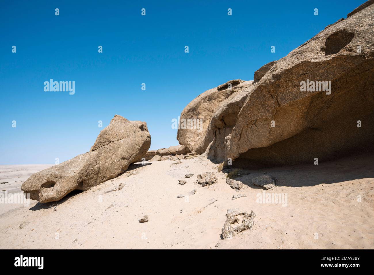 Grandi rocce intemperie nel deserto di sabbia in Namibia Foto Stock