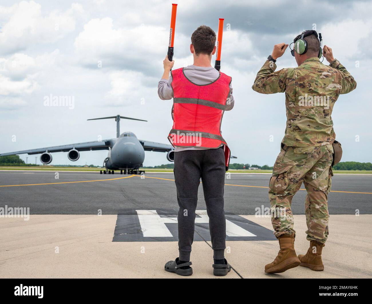 Weston Werner, figlio degli Stati Uniti Air Force Lt. Col. Anita West-Werner, 512th Operations Group, dover Air Force base, Delaware, marescialli a C-5M Super Galaxy 7 giugno 2022. West-Werner volò il suo ultimo volo dopo 26 anni con la 512th AW. Il prossimo incarico di West-Werner è presso il Pentagono di Arlington, Virginia, dove sarà l'Augmentee di mobilitazione individuale al Direttore del Team di azione per la crisi delle forze aeree. Foto Stock