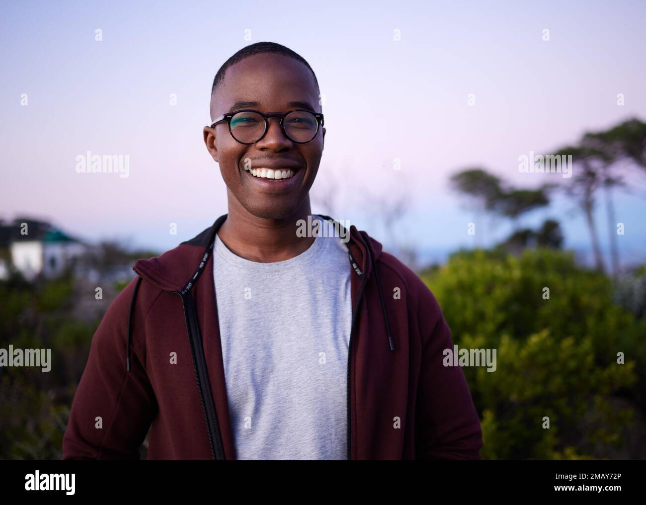 Felice, sorridente e ritratto di un uomo nero in natura per divertimento, relax e passeggiate in Turchia. Sorriso, pace e calma persona africana in un parco per un Foto Stock