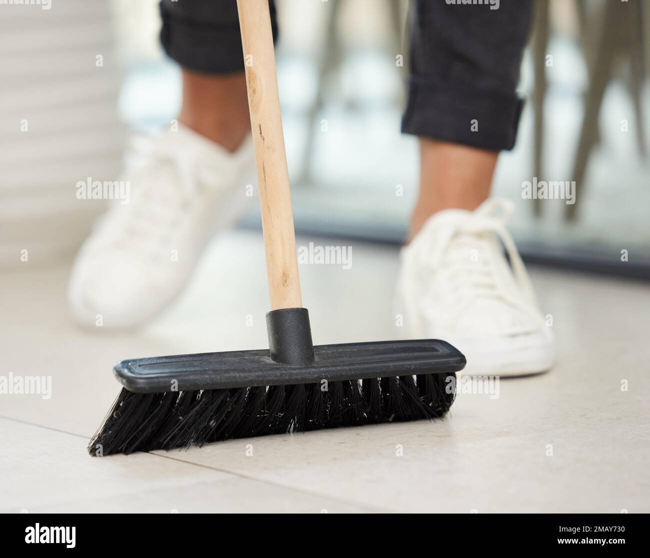 Rompere nella nuova scopa. una donna irriconoscibile che usa una scopa per  spazzare la sua casa Foto stock - Alamy