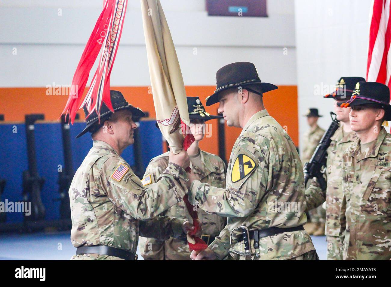 Il col. Nick Ryan restituisce i 615th colori del battaglione di supporto dell'aviazione al col. Reggie Harper durante la cerimonia di cambio del battaglione, Storck Bracks, Germania, 8 giugno 2022. Foto Stock