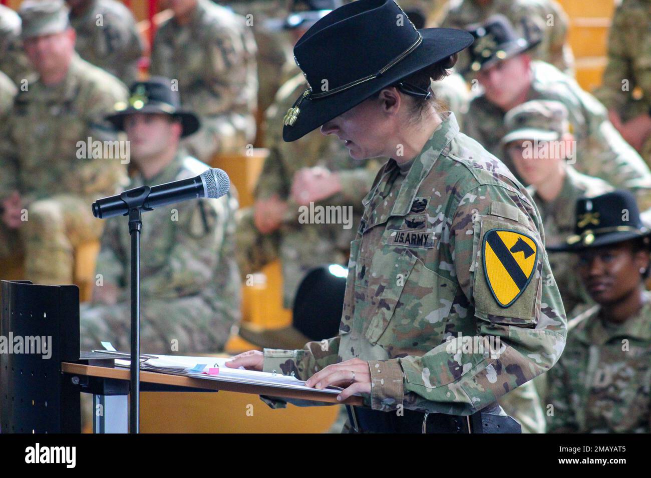Comandante in arrivo per 615th Battaglione di supporto dell'aviazione, Lt. Col. Jacqueline Stilwell, dà le sue osservazioni durante la cerimonia di cambio di battaglione del comando, Storck Barracks, Germania, 8 giugno 2022. Foto Stock