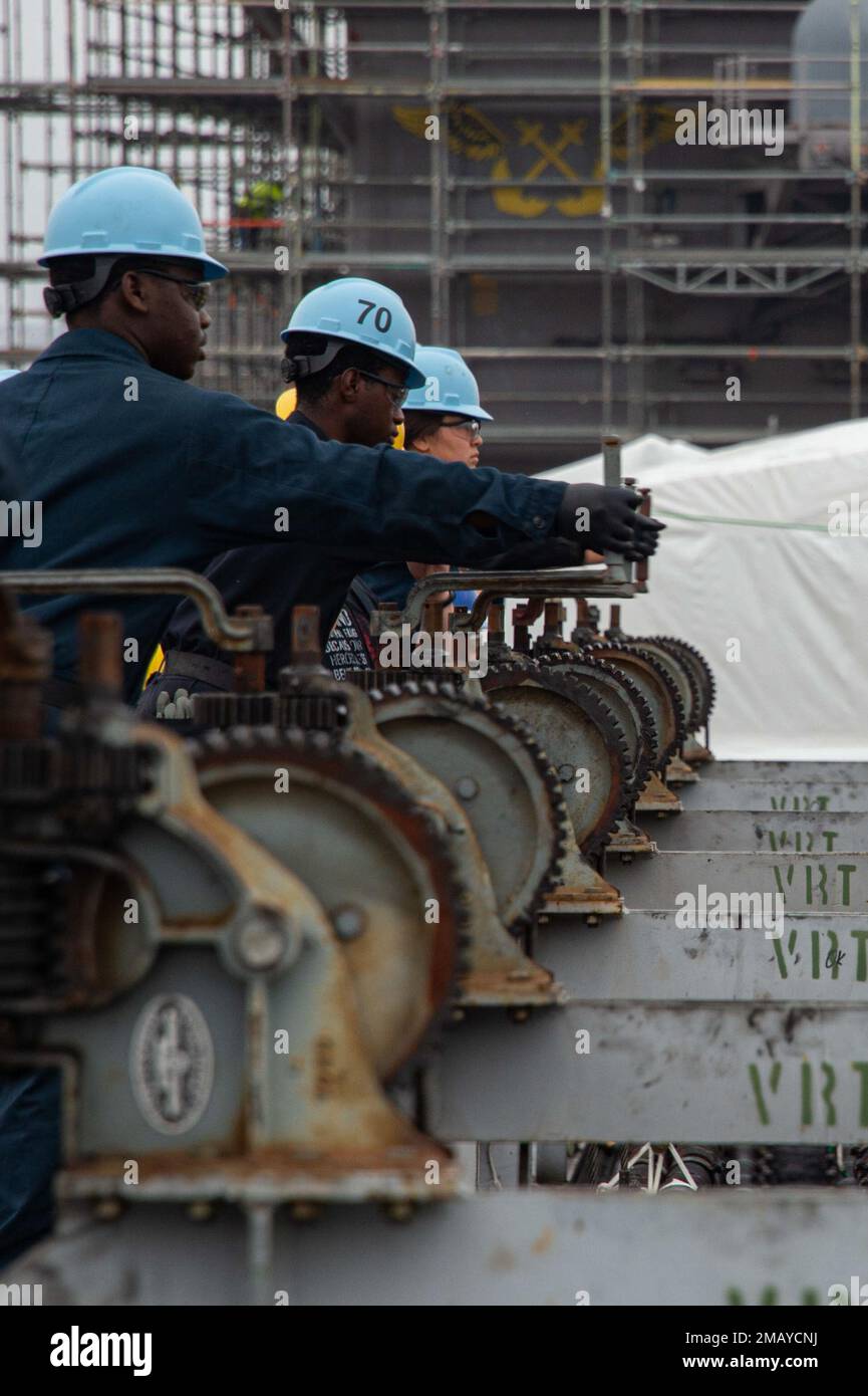 220608-N-TD381-1077 I marinai DI SAN DIEGO (8 giugno 2022), assegnati alla portaerei di classe Nimitz USS Carl Vinson (CVN 70), sollevano i riscaldatori a valle di un sistema di catapulta di aeromobili sul ponte di volo, il 8 giugno. Vinson è attualmente pierside nel suo homeport di San Diego. Foto Stock