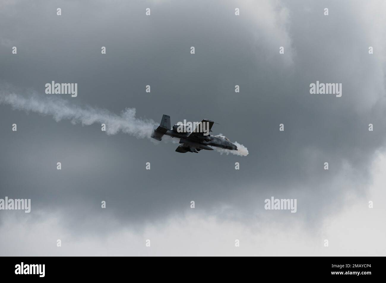 Gli a-10 Thunderbolt II della 124th Fighter Wing eseguono esercizi di fuoco dal vivo presso la Grayling Air Gunnery Range nel Michigan settentrionale, il 8 giugno 2022. Il GAGR fornisce oltre 147.000 acri di spazio di addestramento tattico congiunto per varie forze militari e paramilitari. Foto Stock