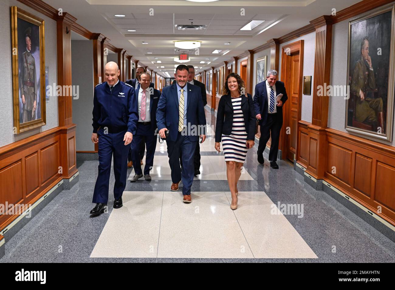 David W. Allvin cammina con i leader civici di Charleston, S.C. prima di un incontro al Pentagono, Arlington, Virginia, 8 giugno 2022. Il gruppo ha discusso le iniziative locali per la base comune di Charleston. Foto Stock