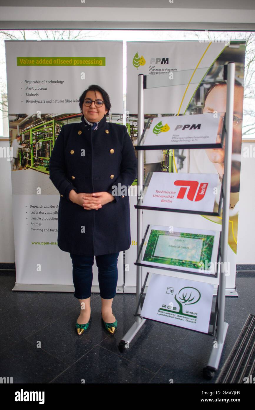 Magdeburgo, Germania. 19th Jan, 2023. Sara Hadjiali, amministratore delegato di 'Pilot Pflanzenöltechnologie Magdeburg' (PPM). La struttura di ricerca gestisce un impianto sperimentale a Magdeburgo per l'estrazione e la lavorazione di oli vegetali e proteine vegetali. Credit: Klaus-Dietmar Gabbert/dpa/Alamy Live News Foto Stock