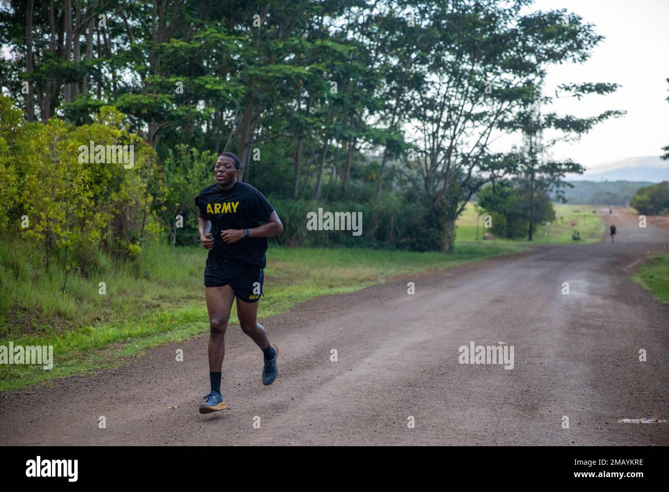 Staff Sgt. Jamal Walker, un musicista assegnato agli Stati Uniti Army Japan e un nativo di Augusta, Georgia, corre 5k anni attraverso la giungla 8 giugno alle 25th:00 della Divisione di fanteria Lighting Academy, Schofield Barracks East Range, Hawaii, durante il 2022 USARPAC's Best Warrior Competition. USARPAC BWC 2022 è una competizione annuale di una settimana composta da concorrenti di più unità USARPAC in tutto il territorio dell'Indo-Pacifico. Gli ufficiali non commissionati e i soldati giovani arruolati sono valutati in diverse categorie, come la conoscenza militare generale, le abilità di base del soldato e la forma fisica. Foto Stock