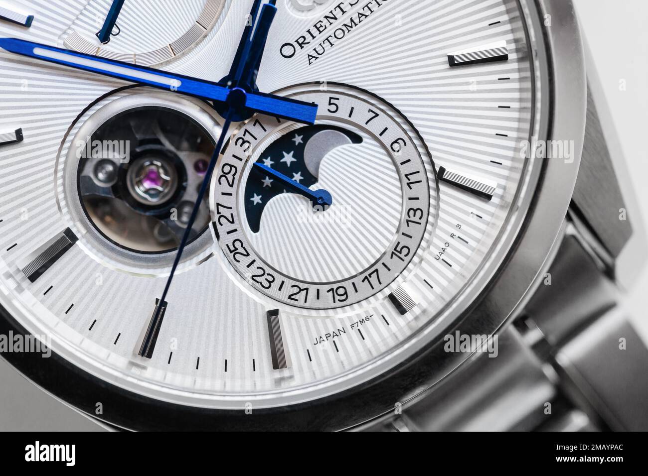 Tokyo, Giappone - 30 agosto 2021: Calendario retrogrado rotondo e indicatore di fase lunare dell'orologio da polso meccanico automatico, foto ravvicinata di Orient Star Foto Stock