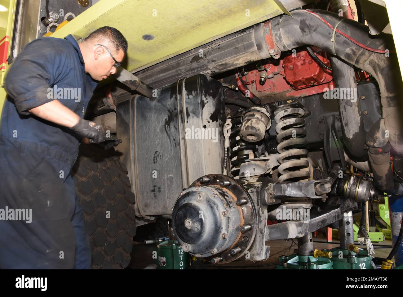 Dopo la rimozione di una delle ruote grandi, 185th Air Refuelling Wing Mechanic Technical Sgt. Crisanto Vargas è in grado di lavorare sul lato inferiore di un enorme motore Detroit Diesel su un 1996 Teledyne P23 “Crash Truck” a Sioux City, Iowa il 8 giugno 2022. Un team di meccanici sta revisionando il motore perché aveva sviluppato una perdita di liquido di raffreddamento. STATI UNITI Foto della Guardia Nazionale aerea Senior Master Sgt. Vincent De Groot Foto Stock