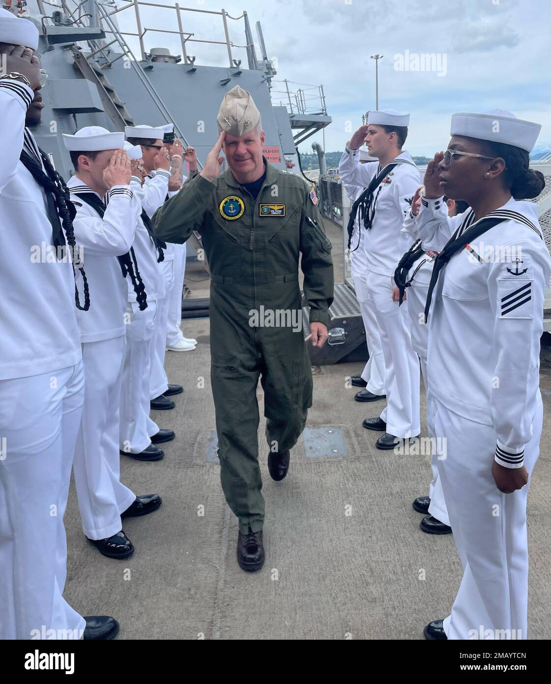 EVERETT, Washington (8th giugno 2022)- ADM. Samuel Paparo, Comandante, Stati Uniti Pacific Fleet, è condotta a bordo del cacciatorpediniere missilistico guidato di classe Arleigh Burke USS McCampbell (DDG 85) durante una visita programmata alla nave. Durante la visita, Paparo ha incontrato l'equipaggio e ha affrontato domande sulle operazioni nella Pacific Fleet. McCampbell è attualmente al suo fianco nel suo homeport di Everett, Washington. Foto Stock