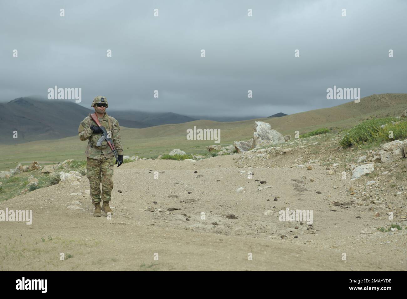 Brady Johnson, un soldato di Alpha Company, 1-5 Battaglione di fanteria, 1-11 Divisione di trasporto aereo, conduce il portale durante un esercizio di pace fittizio con le forze armate monghe al Centro di addestramento di Five Hills vicino Ulaanbaatar, Mongolia, 8 giugno 2022. Khaan quest è un esercizio annuale di mantenimento della pace delle Nazioni Unite progettato per promuovere una migliore interoperabilità e la comprensione reciproca delle tattiche, delle tecniche e delle procedure di ogni nazione. Foto Stock