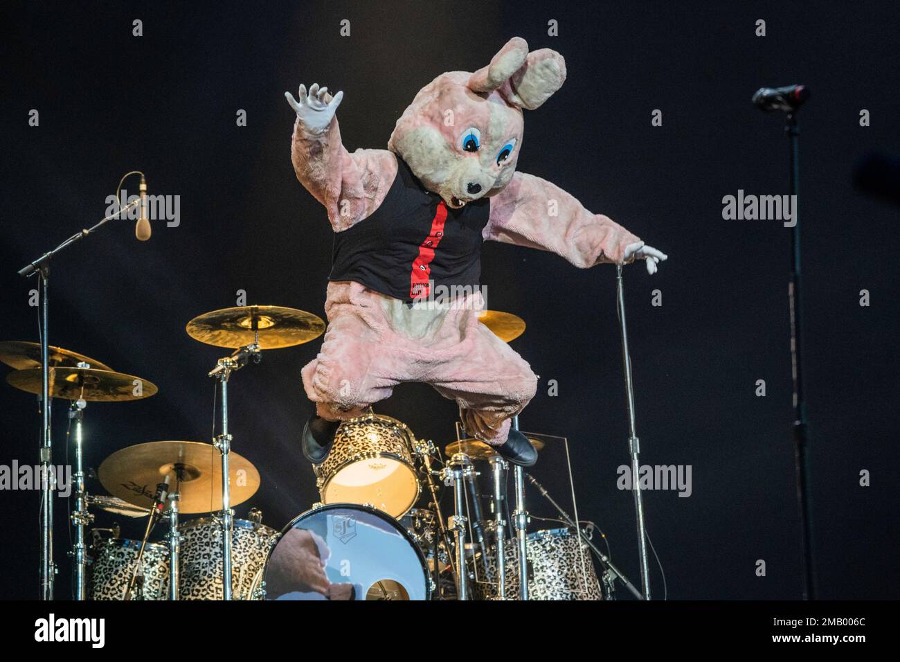 Drunk Bunny is seen on stage before Green Day performs on day four of the Lollapalooza Music Festival on Sunday, July 31, 2022, at Grant Park in Chicago. (Photo by Amy Harris/Invision/AP) Foto Stock
