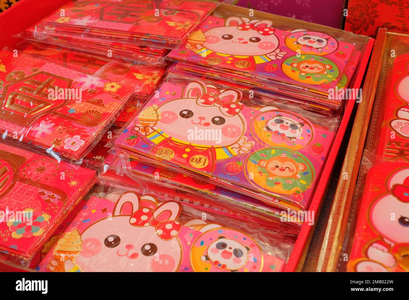Le buste di soldi fortunati 'Hong Bao' o 'Ang Pao' con coniglietto e motivi animali correlati sono popolari nel 2023 in quanto è l'anno del coniglio Foto Stock