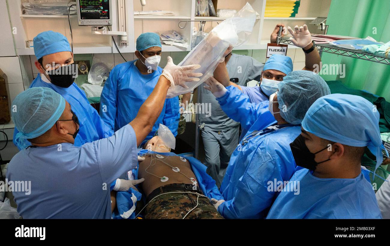 Il personale dell'ospedale El Salvadorian cura un paziente per ferite da sparo durante una simulazione all'Ospedale Militar Centrale di San Salvador, El Salvador, 8 giugno 2022. Queste esercitazioni hanno aiutato a preparare i professionisti medici ospedalieri per le situazioni reali in modo da essere pronti a salvare vite in caso di eventi reali. Foto Stock