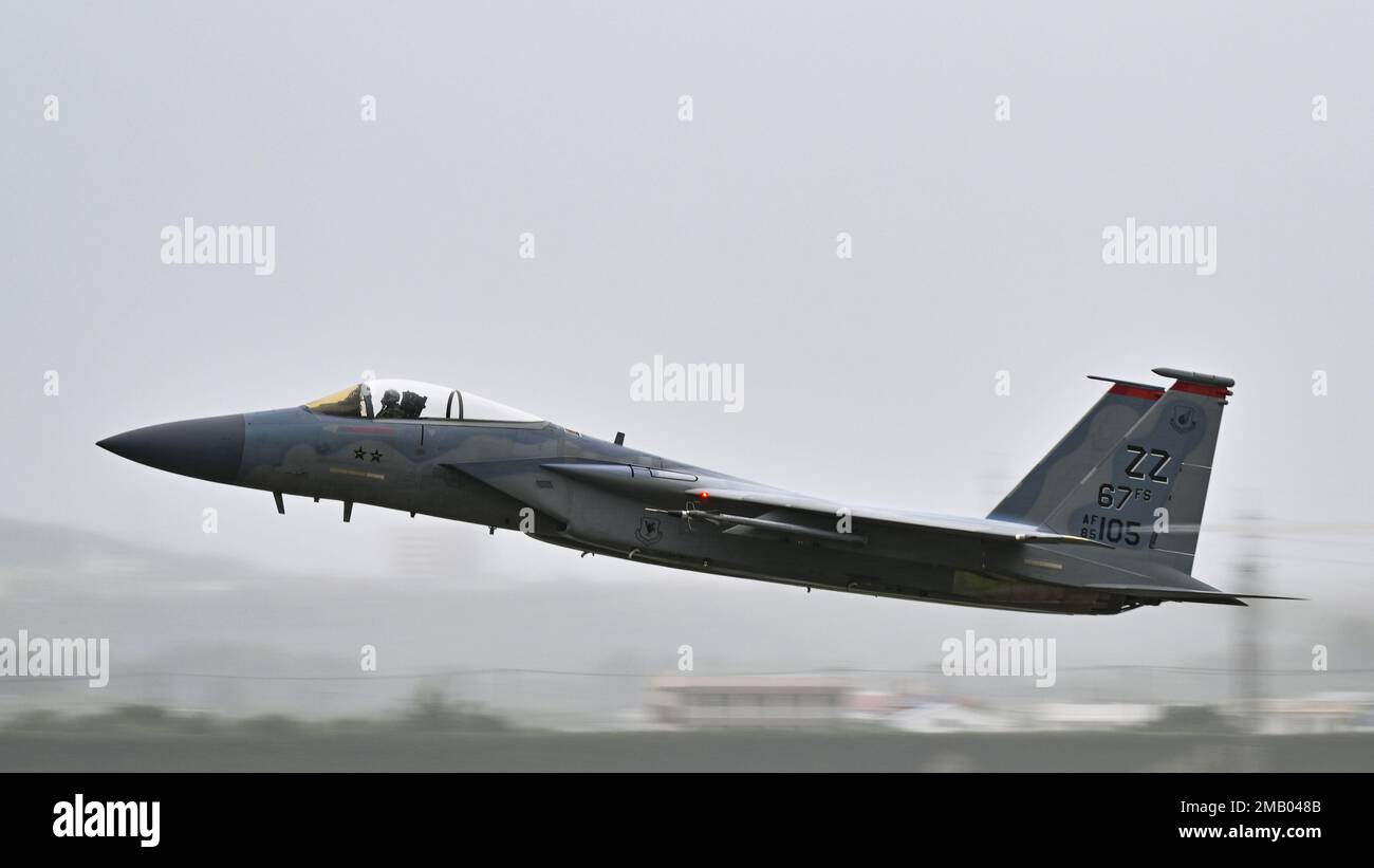 NEGLI STATI UNITI Air Force F-15 Eagle decollo dalla base aerea di Kadena, Giappone, 8 giugno 2022. Sia i 44th che i 67th Fighter Squadrons di Kadena AB giocano un ruolo unico nel garantire pace e stabilità in un libero e aperto Indo-Pacific con le loro capacità F-15. Foto Stock