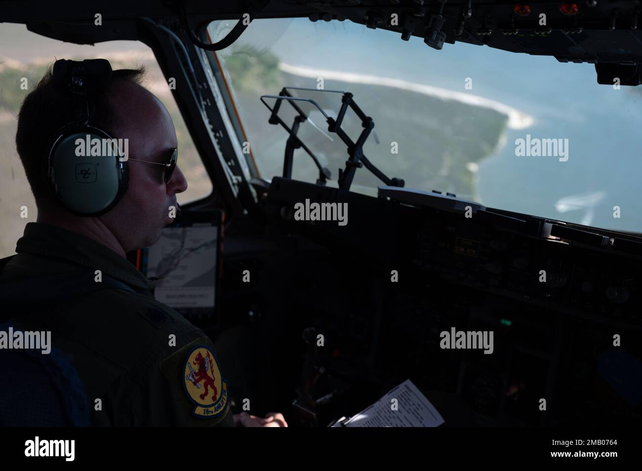 STATI UNITI James Long, il comandante dello Squadrone dell'Airlift 16th, e il pilota del Globemaster III C-17, vola sul suo volo fini, vicino alla Joint base Charleston, S.C., 8 giugno 2022. L'equipaggio ha eseguito atterraggi d'assalto di basso livello e manovre touch and go a South Caroline per affinare la propria preparazione alla missione. Foto Stock