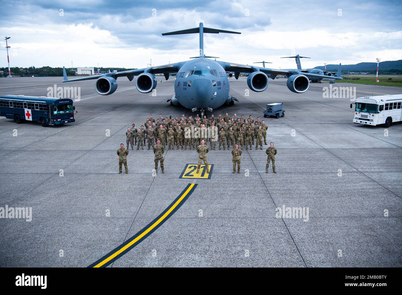 I militari assegnati al volo di evacuazione aeronautica di spedizione 10th, posano per una foto alla base aerea di Ramstein, Germania, 8 giugno 2022. Il volo è il comando di trasporto degli Stati Uniti Air Mobility Command inter-teatro di evacuazione aeromedical asset con sede a Ramstein. Sono composti da personale di volo, personale di supporto alle missioni, team di trasporto aereo Critical Care e team di supporto al biocontenimento che volano in missioni negative Pressure Conex. L'EAEF 10th è assegnato sotto lo Squadron di supporto alla mobilità 721st, un'unità Air Mobility Command sotto l'Ala 521st Air Mobility Operations. Foto Stock