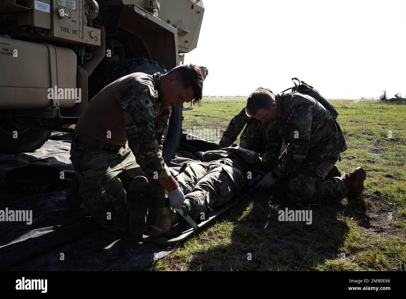 I membri del servizio degli Stati Uniti conducono la formazione medica durante un'esercitazione congiunta di medicina di emergenza a Fort Hood , TX il 6th giugno 2022. La formazione è stata portata a termine dal 6 al 10th giugno 2022 presso il Fort Hood Medical Training Simulation Center per tutti i laureati residenti in medicina d'emergenza e di famiglia Tri-Service e per i numerosi specialisti del settore medico all'interno del Carl R. Darnall Army Medical Center, Stati Uniti Comando sanitario regionale dell'esercito-Centrale, Stati Uniti Comando medico dell'esercito e III corpo armato. Foto Stock