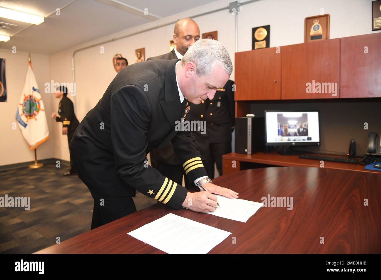 220607-N-DB801 -0106 MAYPORT, FLA. -- (9 giugno 2022) – CMdR. Craig McLemore, segretario entrante della rete di telecomunicazioni navali interamericana (IANTN), firma gli ordini mentre allevia il CMdR. Lee Bush durante una cerimonia di turnover negli Stati Uniti Naval Forces Southern Command/U.S. 4th Fleet Headquarters, 9 giugno 2022. Fondata nel 1962, la IANTN comprende ora 19 paesi che mantengono un collegamento di comunicazione permanente tra le autorità navali delle Americhe. STATI UNITI Naval Forces Southern Command/U.S. 4th Fleet ospita lo staff multinazionale IANTN, che sovrintende ai distaccamenti e ai centri operativi di IANTN nel 18 Foto Stock