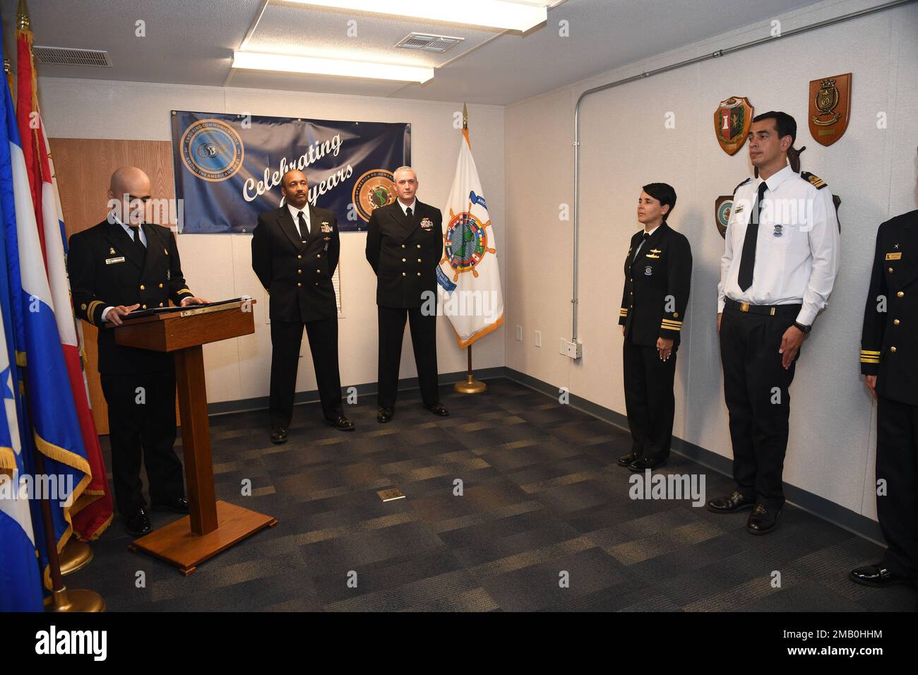 220607-N-DB801-0103 MAYPORT, FLA. -- (9 giugno 2022) – CMdR. Craig McLemore, Middle, assume i doveri e le responsabilità di Segretario della rete navale interamericana di telecomunicazioni (IANTN), sollevando il CMdR. Lee Bush, secondo da sinistra, durante una cerimonia di turnover negli Stati Uniti Naval Forces Southern Command/U.S. 4th Fleet Headquarters, 9 giugno 2022. Fondata nel 1962, la IANTN comprende ora 19 paesi che mantengono un collegamento di comunicazione permanente tra le autorità navali delle Americhe. STATI UNITI Naval Forces Southern Command/U.S. 4th Fleet ospita lo staff multinazionale IANTN, che sovrintende al distacco di IANTN Foto Stock