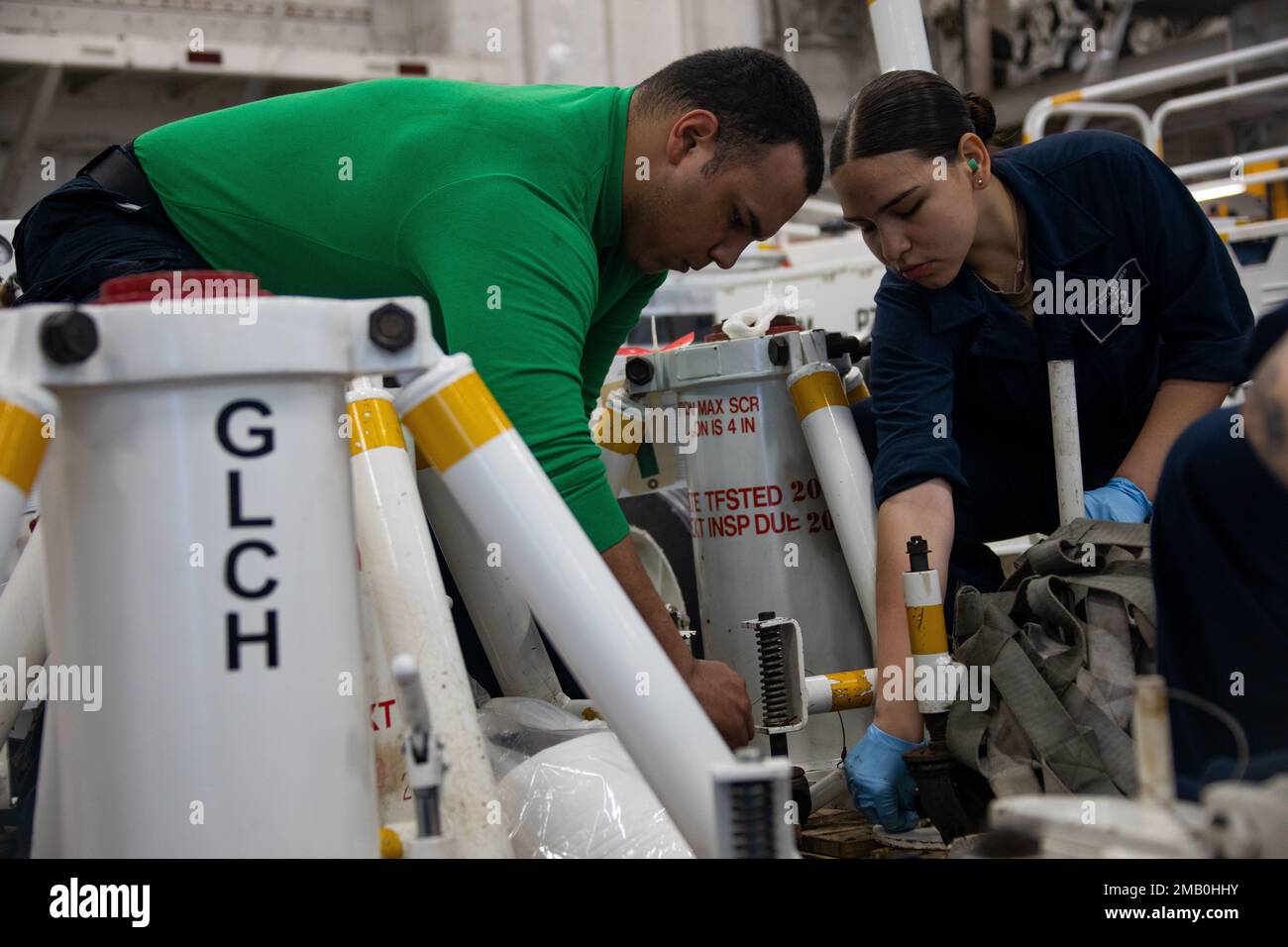 220609-N-LZ839-2240 OCEANO ATLANTICO (09 giugno 2022) - Aviation Support Equipment Technician Airman Leja Pal e Aviation Support Equipment Technician 3rd Class Reilly Krumbolz, assegnato alla nave d'assalto anfibio USS Bataan (LHD 5), eseguire la manutenzione delle apparecchiature di supporto aereo nella baia hangar 09 giugno 2022. Bataan è in corso nell'area di attività della flotta del 2nd. Bataan è casa presso la Naval Station Norfolk. Foto Stock