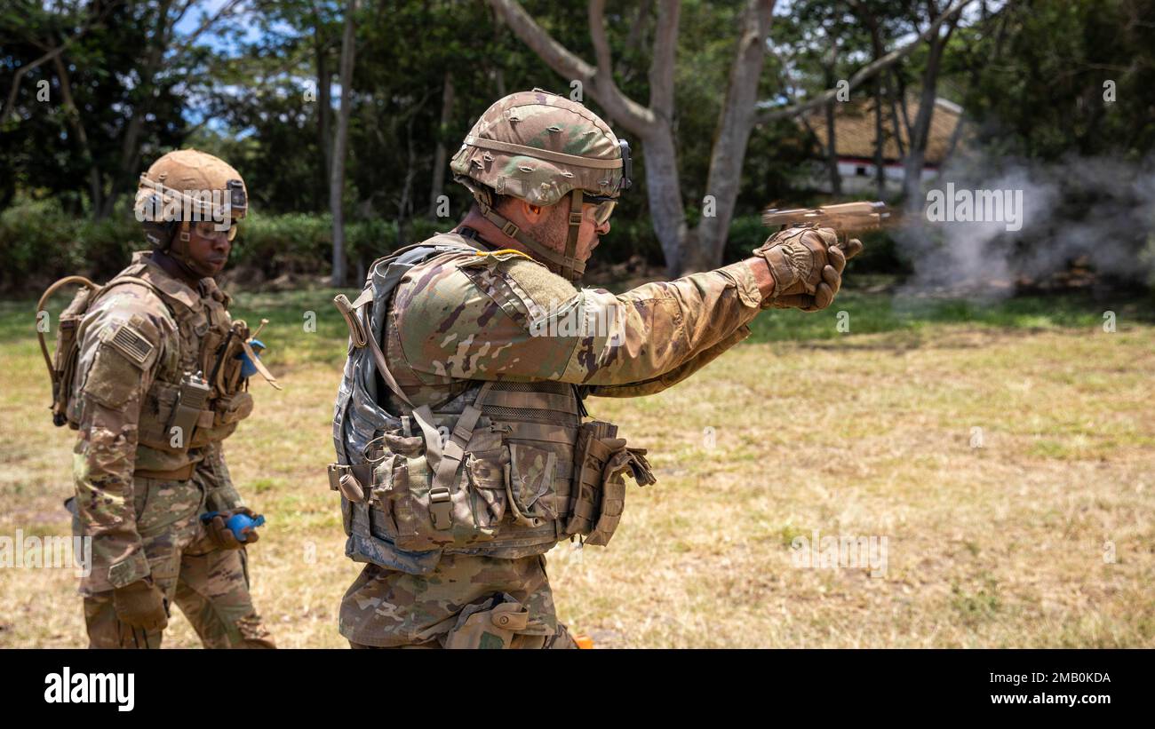 Timothy West, un uomo di fanteria assegnato agli Stati Uniti Army Alaska e un nativo di Kingwood, Texas, spara una pistola M17 in occasione dell'evento di marksmanship basato su scenari di armi multiple durante gli Stati Uniti del 2022 Concorso del migliore guerriero dell'Army Pacific presso la Schofield Barracks, Hawaii, 8 giugno 2022. USARPAC BWC 2022 è una competizione annuale di una settimana composta da concorrenti di più unità USARPAC in tutto il territorio dell'Indo-Pacifico. Gli ufficiali non commissionati e i soldati giovani arruolati sono valutati in diverse categorie, come la conoscenza militare generale, le abilità di base del soldato e la forma fisica. Foto Stock