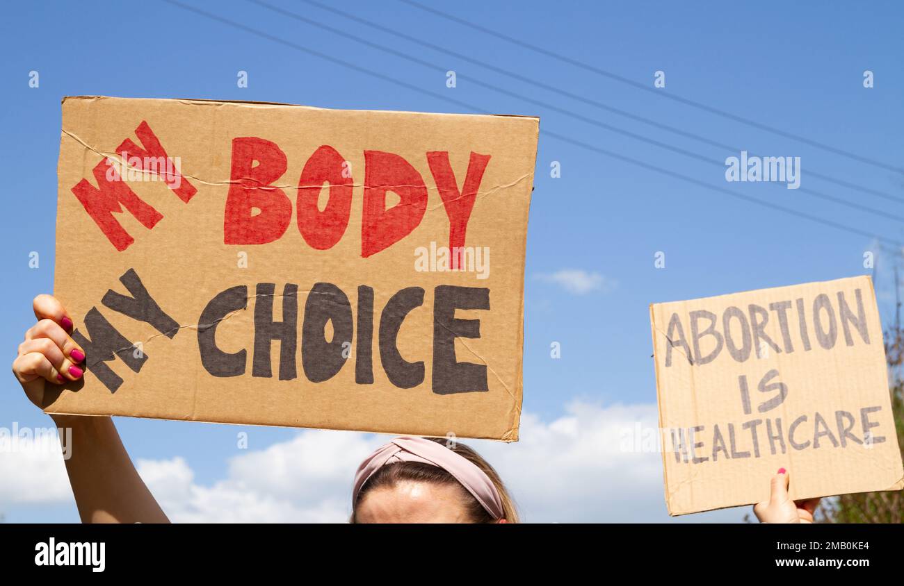 Manifestanti che tengono segni il mio corpo la mia scelta e l'aborto è la salute. Persone con cartelli a sostegno dei diritti di aborto durante la manifestazione di protesta rally. Foto Stock