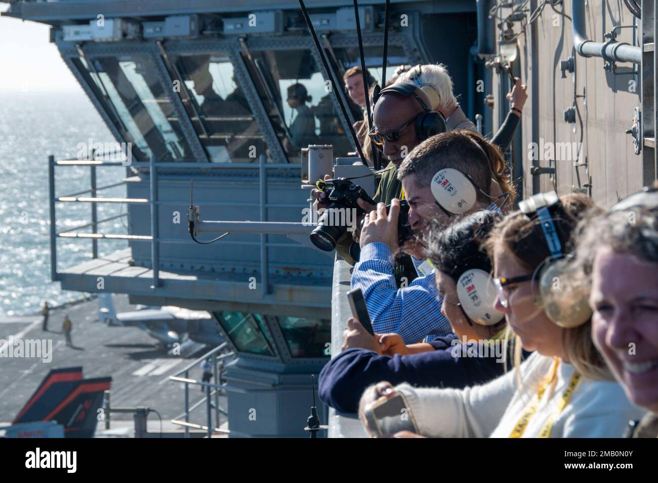 220609-N-MK109-1010 OCEANO PACIFICO (9 giugno 2022) i visitatori distinti osservano le operazioni di volo dalla piattaforma di osservazione a bordo della portaerei USS Nimitz (CVN 68). Nimitz è in corso nell'area delle operazioni della flotta degli Stati Uniti 3rd. Foto Stock